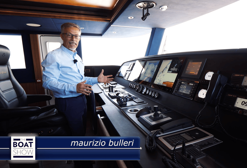 在下甲板,驾驶室周围的区域是经过战略规划的,在游艇的两侧分别拥有一